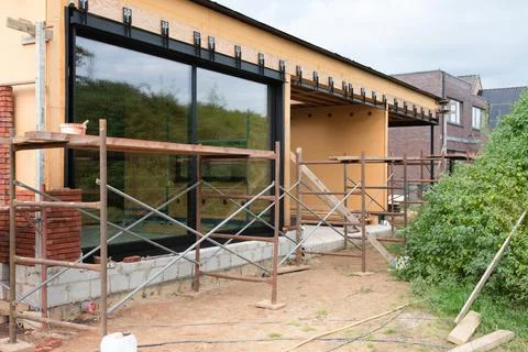 Building a house supporting structure for laying bricks around a wooden base Fotos Stock