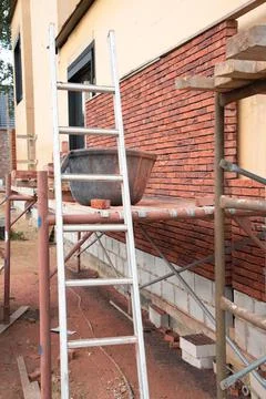 Building a house supporting structure for laying bricks around a wooden base Fotos Stock