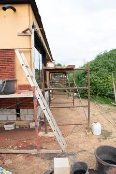 Building a house supporting structure for laying bricks around a wooden base Fotos Stock