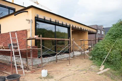 Building a house supporting structure for laying bricks around a wooden base Fotos Stock