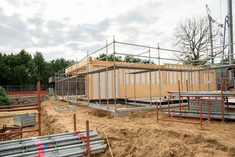 Building a house supporting structure for laying bricks around a wooden base Fotos Stock