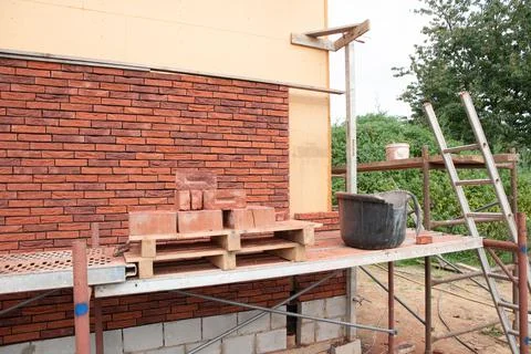 Building a house supporting structure for laying bricks around a wooden base Fotos Stock