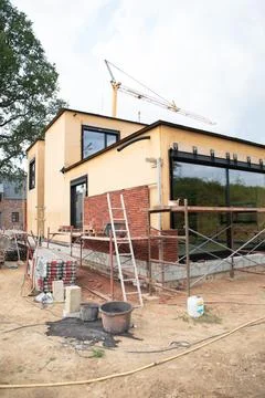 Building a house supporting structure for laying bricks around a wooden base Fotos Stock