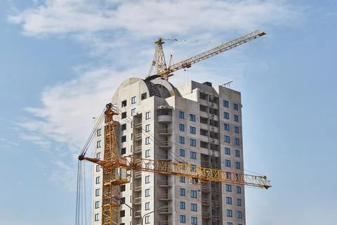 Building a house using two tower cranes. 库存照片