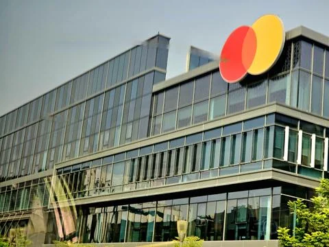 Building with a large Mastercard logo (interlocking red and orange Stock-Fotos