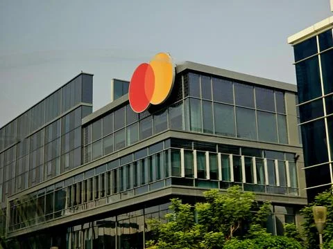 Building with a large Mastercard logo (interlocking red and orange circles) Fotos Stock