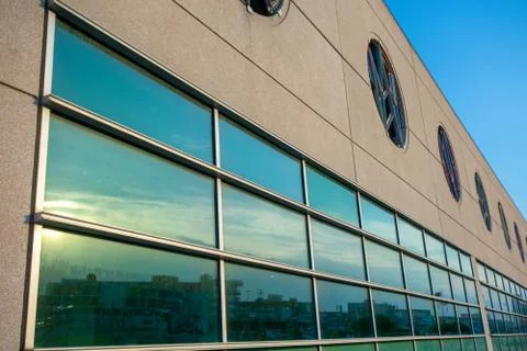A Building With a Large Window Reflecting a Sunset Sky Foto stock