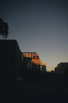 A building light up by the sun while it rises through the morning Stockfoto's