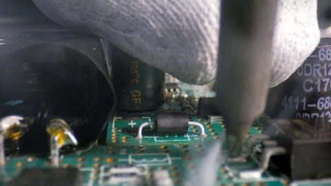 Building a mainboard chip with hands and robot check macro shoot with Red Vídeos de archivo 118468897