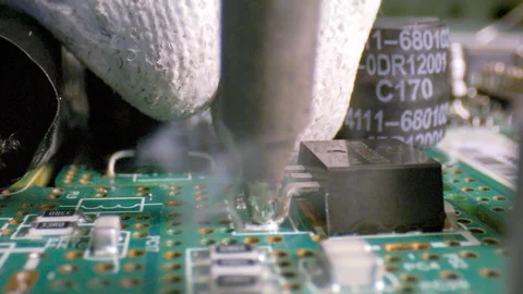 Building a mainboard chip with hands and robot check macro shoot with Red Vídeos de archivo 118468960