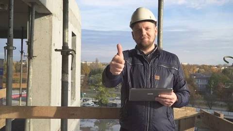 Building manager browsing tablet, shows ok to camera. 库存影片 72361319