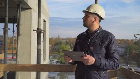 Building manager browsing tablet. Slider shot. Vídeo Stock 72361244