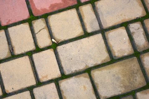 Building materials, road surface, pavement made of colored stones. Fotos de archivo