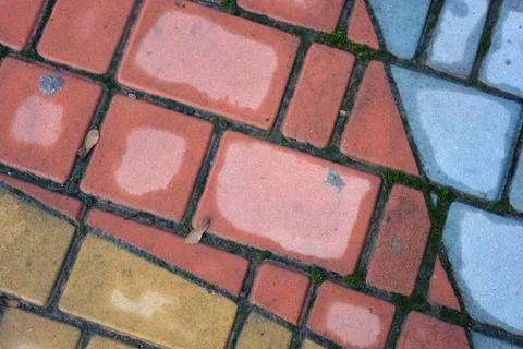 Building materials, road surface, pavement made of colored stones. Fotos de archivo