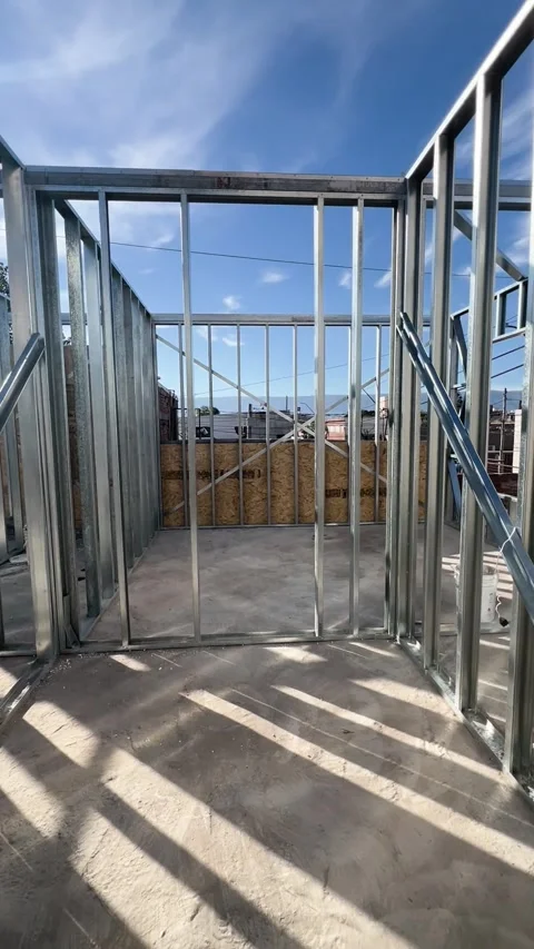 Building metal frame construction site interior Vídeos de archivo 337171621