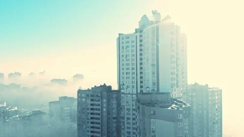 Building in mist Vídeos de archivo 98579340