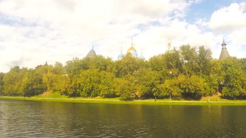 Building of the monastery in the park timelapse Vidéo 87222939