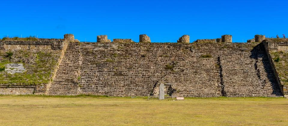 Building of the Monte Alban, a large pre-Columbian archaeological site, Santa Fotos de archivo