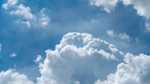 Building motions clouds. Puffy fluffy white clouds sky time lapse. slow mov.. Video stock 345941232