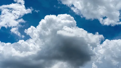 Building motions clouds. Puffy fluffy white clouds sky time lapse. slow mov.. Video stock 345941268
