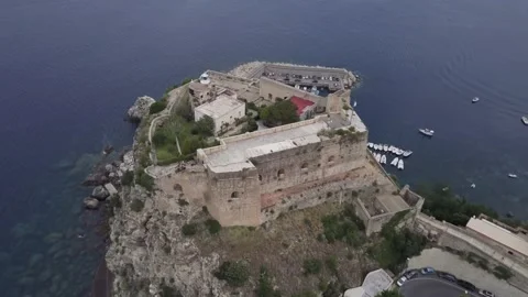 A building with a mountain in the background Video stock 155460434