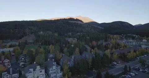 A building with a mountain in the background Video stock 155513975