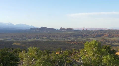 A building with a mountain in the background Video stock 156015166