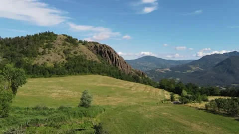 A building with a mountain in the background 库存影片 156842631