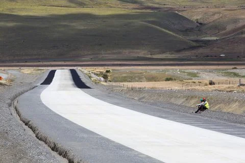 Building a new concrete road to replace the gravel track between Cerro Castil Foto stock