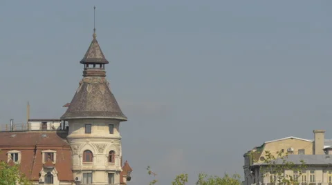 Building with pointed roof in Bucharest Vídeos de archivo 58085018
