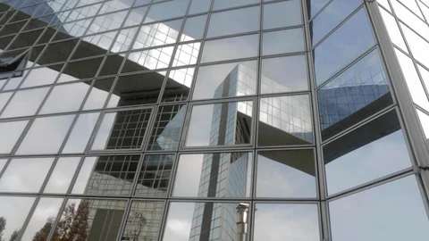 Building reflected on glass skyscraper in Paris, grey skyscraper in Paris, light Vídeo Stock 110691996