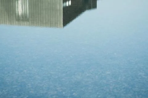 Building reflected in surface of water Fotos de archivo