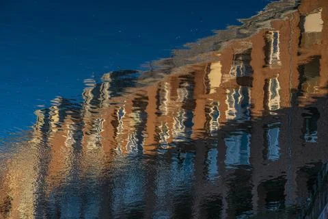 Building reflected on a water surface Fotos de archivo