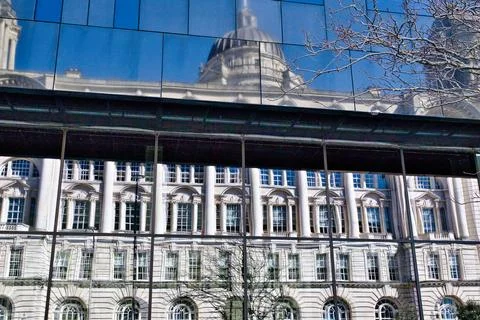 Building Reflection in Glass Facade with Tree Branch and Sky in Liverpool, UK Foto stock