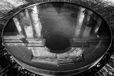 Building reflection in water Stockfoto's