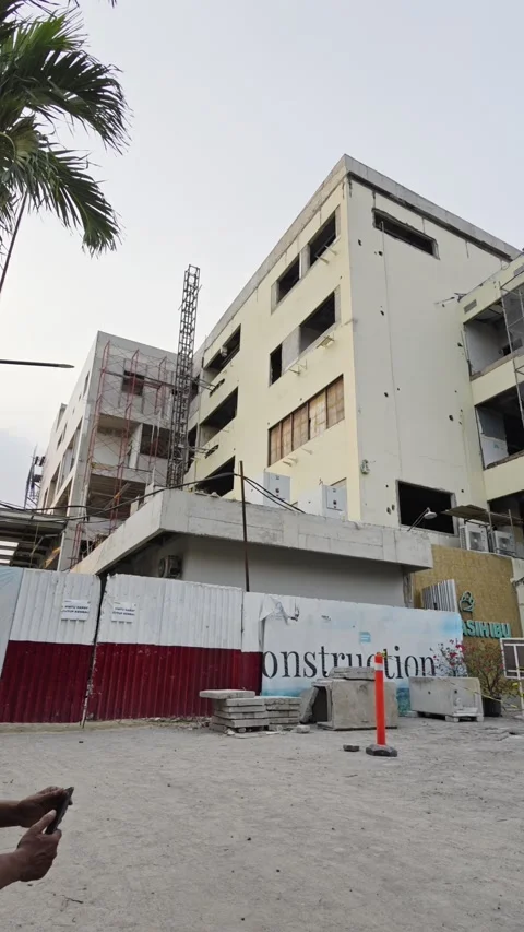 Building renovation and construction work on urban commercial structure Vídeos de archivo 347073326