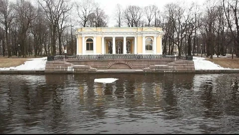 Building on the river bank. Видео 3951571