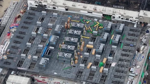 Building rooftop hvac system installation during construction Vidéo 334118254