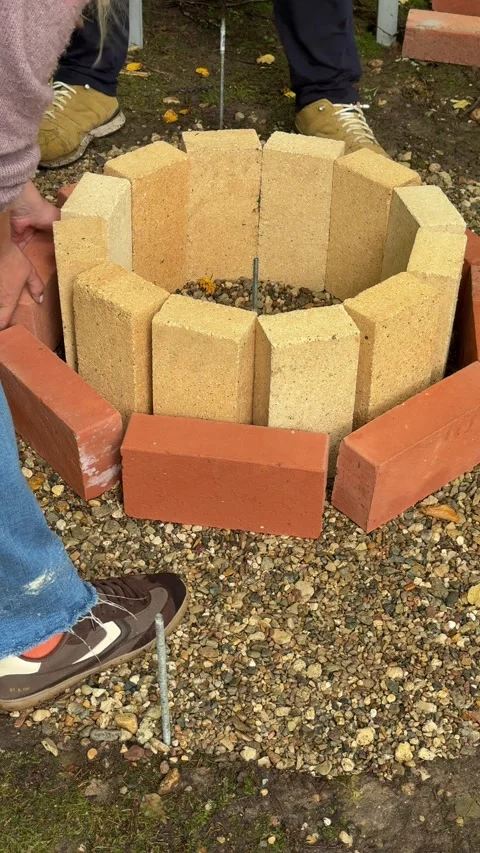 Building a Round Brick Fire Pit Base for DIY Outdoor Fireplace 库存影片 342002078