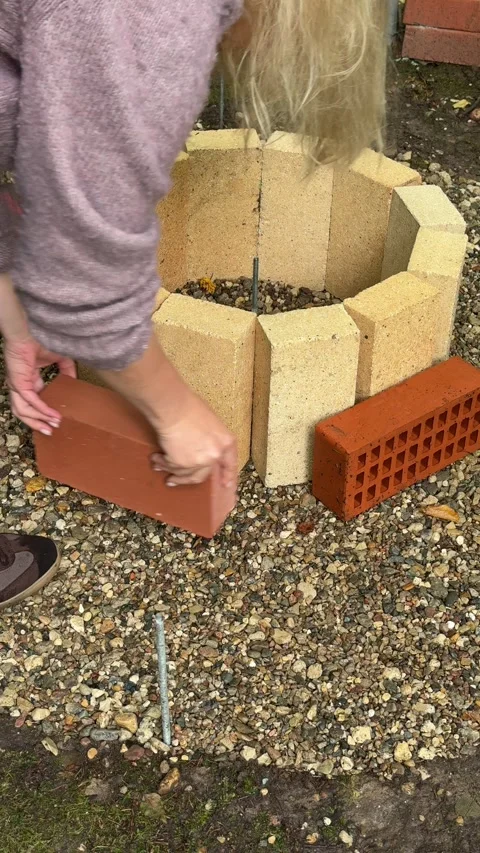 Building a Round Brick Fire Pit Base for DIY Outdoor Fireplace Stockbeeldmateriaal 342002269