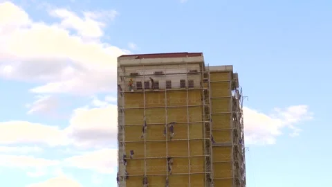 Building sheathing work on construction scaffolding, construction workers w.. Vídeos de archivo 286991579
