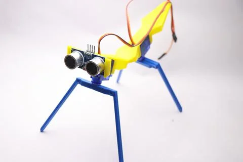 Building small walking robot using micro servo and ultrasonic sensor Fotos de archivo