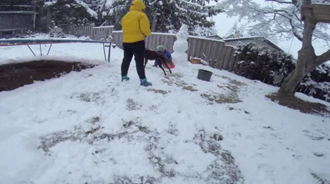 Building a snowman Stock Footage 35913837