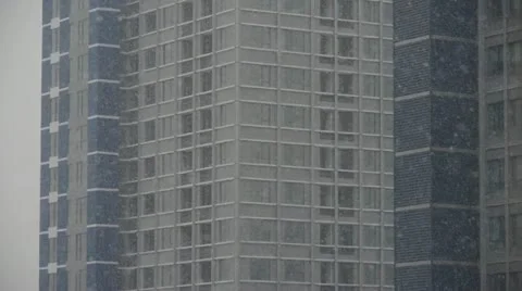 Building in snowstorm,snowfall in city. Vídeos de archivo 22085586