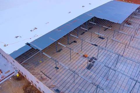 Building of steel structure during construction of a warehouse. 스톡 사진