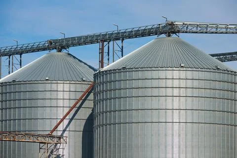 Building for storage and drying of grain crops. Agricultural Silo. Fotos de archivo