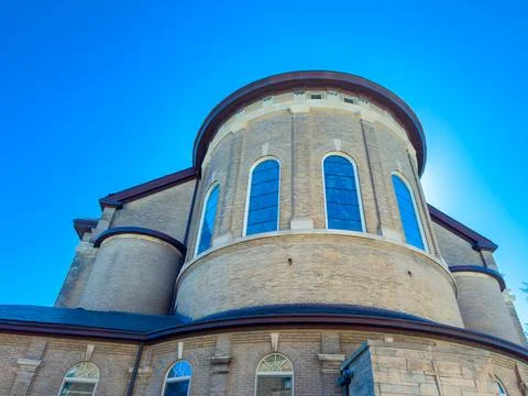 Building structure with large round windows and clear blue sky at midday in.. Foto stock