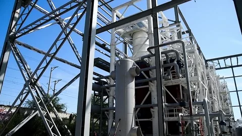 A building structure made of metal beams forming the frame of a building or.. Видео 331205911
