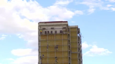 Building thermal insulation work on construction scaffolding, building ther.. 스톡 동영상 286991584