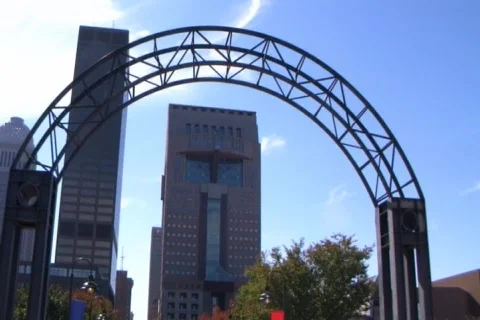 Building Through Arch 01 库存影片 871814